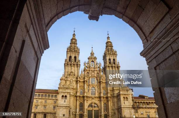 santiago de compostela cathedral through arch - santiago de compostela cathedral stock-fotos und bilder