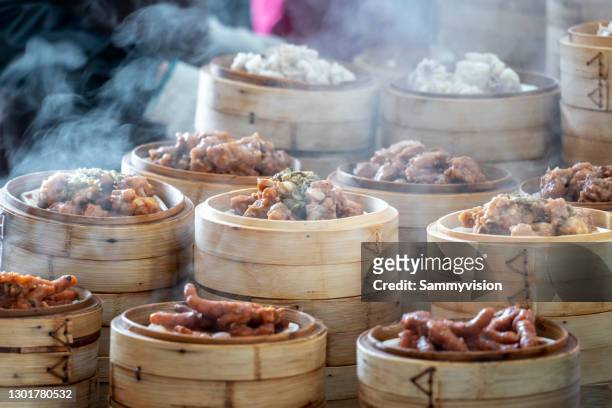 variety of chinese dim sum in bamboo steamers - hong kong food stock-fotos und bilder