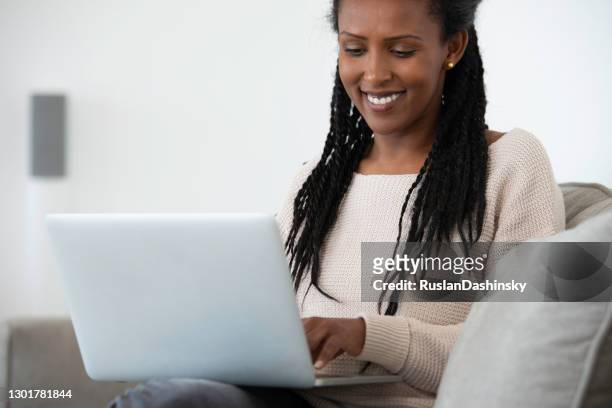 kvinna som arbetar / lär sig hemifrån. - etiopiskt ursprung bildbanksfoton och bilder