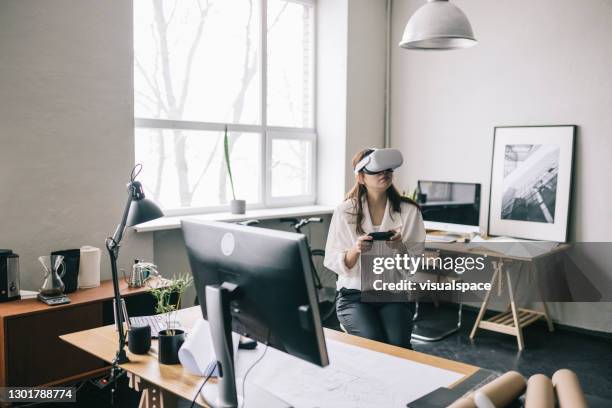 vrouwelijke architect die met vr-hoofdtelefoon werkt - digitization stockfoto's en -beelden