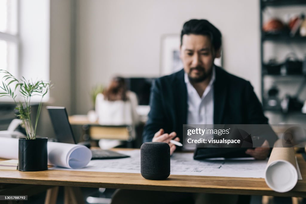 Architecte utilisant l’assistant virtuel au bureau