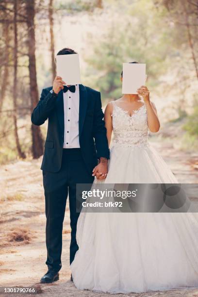 wedding couple with blank paper. - carrying bride stock pictures, royalty-free photos & images