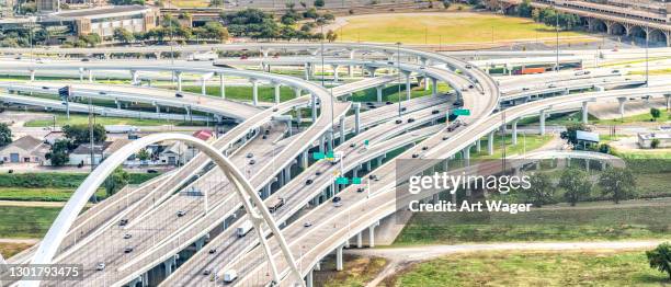 i-30 interchange downtown dallas - highways stock-fotos und bilder