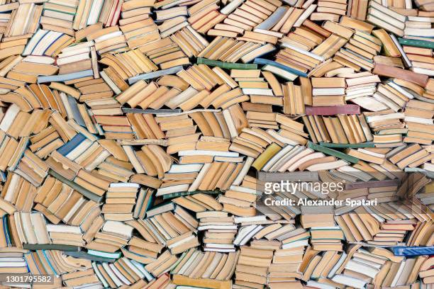 hundreds of books in chaotic order - posición elevada fotografías e imágenes de stock