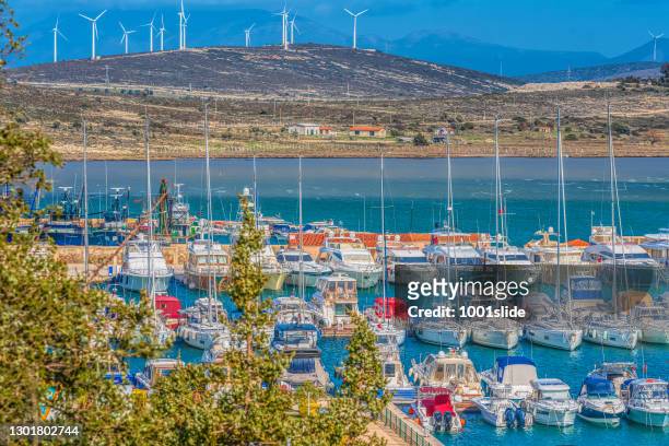 alacati (alaat) yachthafen und windkraftanlagen in der pandemiezeit - alacati stock-fotos und bilder