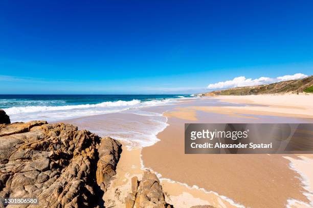 malhao beach on a sunny day, alentejo, portugal - borde del agua fotografías e imágenes de stock