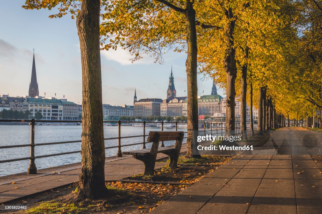 Germany, Hamburg, Neuen Jungfernstieg along Binnenalster lake and city centre in autumn