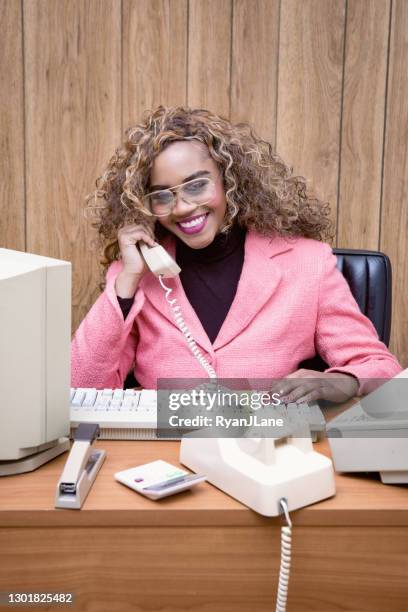 secretario retro en el escritorio de la computadora en la oficina de la vendimia - 1980 computer fotografías e imágenes de stock