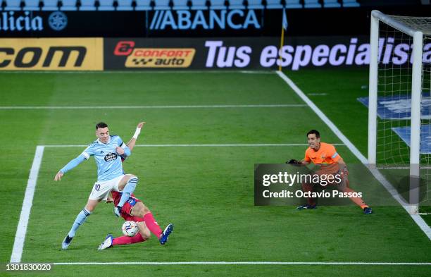 Iago Aspas of Celta Vigo is tackle bt Diego Gonzalez of Elche as Edgar Badia of Elche looks on during the La Liga Santander match between RC Celta...