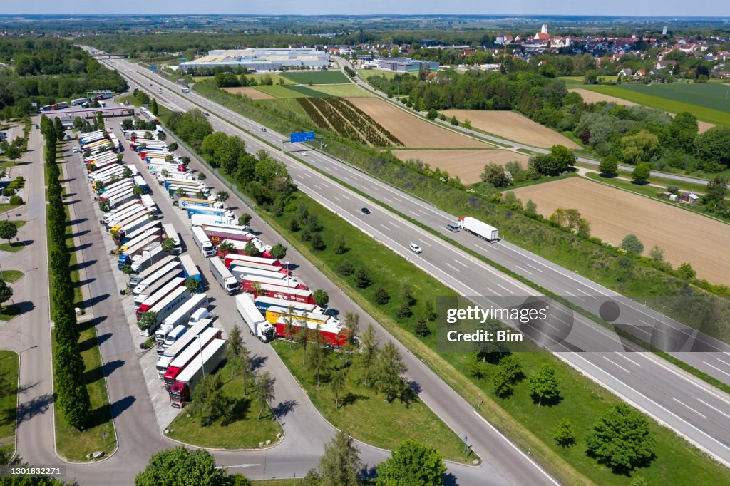 Große Gruppe von LKWs an Lkw-Haltestelle, Luftaufnahme