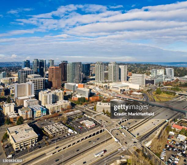 貝爾維尤市中心的鳥瞰圖 - bellevue skyline 個照片及圖片檔