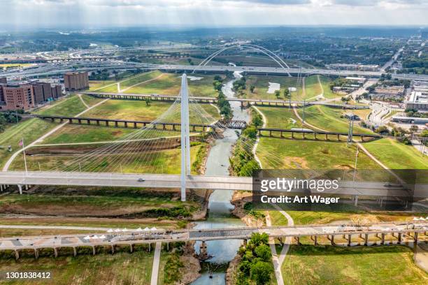 跨越三一河的橋樑 - trinity river texas 個照片及圖片檔