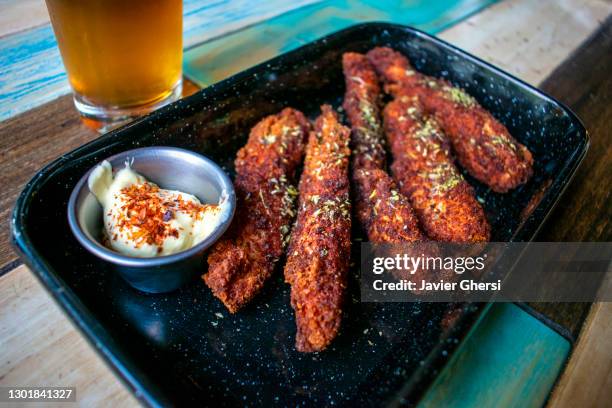 tiras de pollo frito con mayonesa y vaso de cerveza - pollo frito stock pictures, royalty-free photos & images