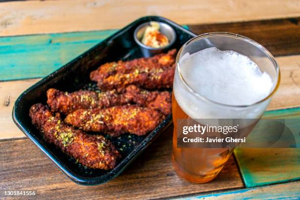 tiras de pollo frito con mayonesa y vaso de cerveza - vaso de cerveza stock pictures, royalty-free photos & images