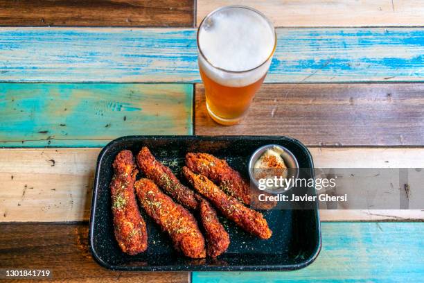 tiras de pollo frito con mayonesa y vaso de cerveza - vaso de cerveza stock pictures, royalty-free photos & images