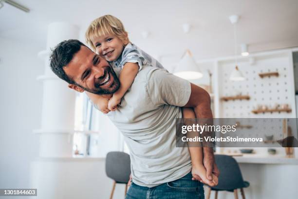 vader en zoontje thuis. - fathersday stockfoto's en -beelden