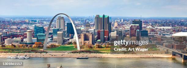 skyline van st. louis - gateway arch st louis stockfoto's en -beelden