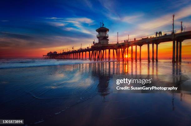 blue hour sunset at huntington beach pier - huntington beach photos et images de collection