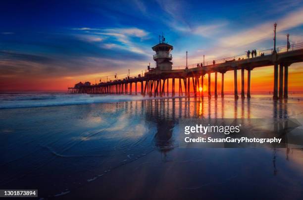 blue hour sunset at huntington beach pier - huntington beach california stockfoto's en -beelden
