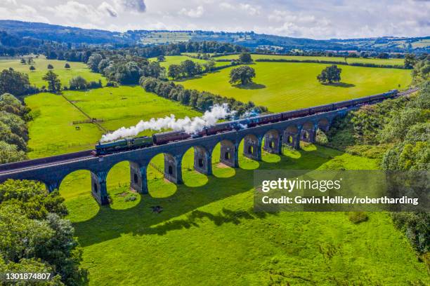 steam locomotive crossing the stanway viaduct, toddington, gloucestershire, england, united kingdom, europe - toddington gloucestershire foto e immagini stock