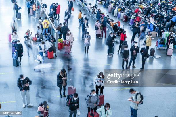 blurred crowd indoors - airport crowd stock pictures, royalty-free photos & images