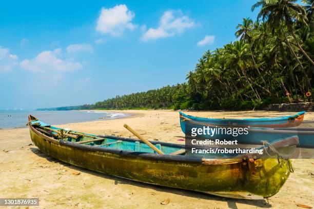 fishing boats at lovely unspoilt, kizhunna beach, south of kannur on the keralan north coast, kizhunna, kannur, kerala, india, asia - kerala beach stockfoto's en -beelden