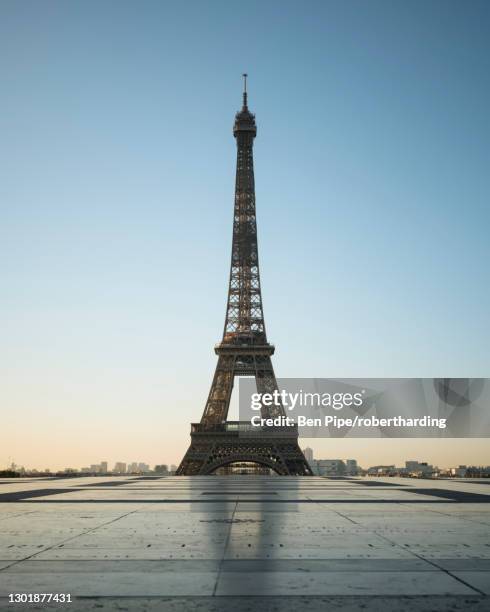 eiffel tower, palais de chaillot, paris, ile-de-france, france, europe - palais de chaillot stock-fotos und bilder