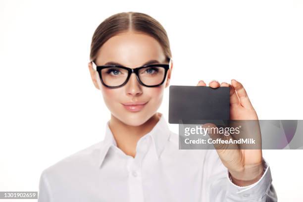 donna d'affari che mostra una piccola carta - portrait holding card foto e immagini stock