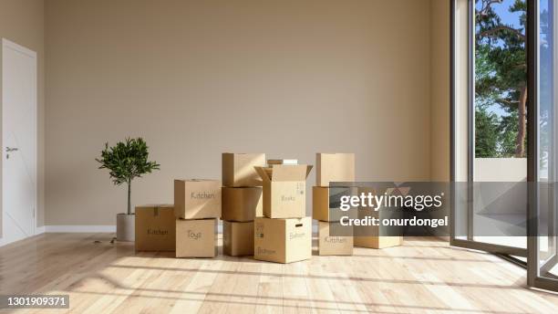 emménager ou déménager dans une maison. boîtes en carton dans la salle vide avec des inscriptions montrant à quelle pièce appartiennent les articles. - déménagement photos et images de collection