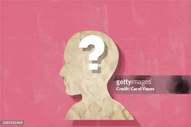 paper human  head with question mark inside in pink background - punctuation mark stockfoto's en -beelden