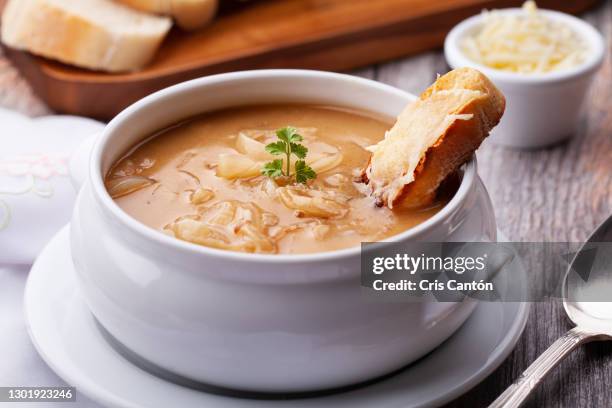 onion soup - onion soup stock pictures, royalty-free photos & images