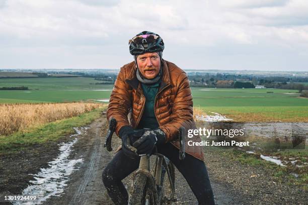 portrait of an adventure cyclist on dirt track - bicycle trail outdoor sports stockfoto's en -beelden