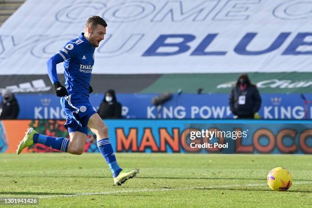 Jamie Vardy of Leicester City scores his team's second goal during the Premier League match between Leicester City and Liverpool at The King Power...