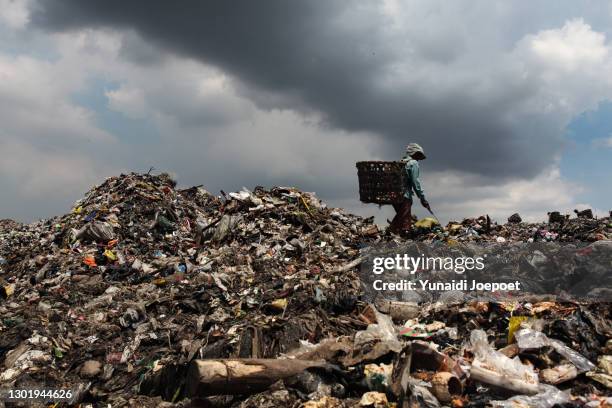 plastic pollution on landfill site - vertedero de basuras fotografías e imágenes de stock