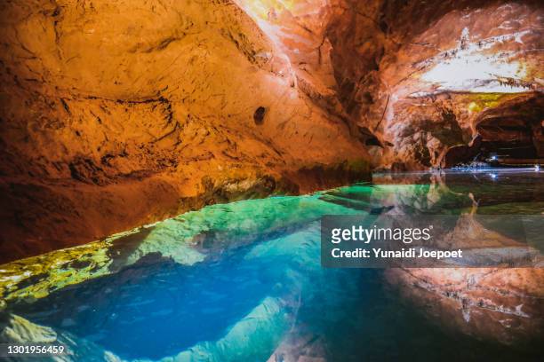 inside the 340 million years old jenolan caves in  blue mountain, new south wales, australia - blue mountains australië stockfoto's en -beelden