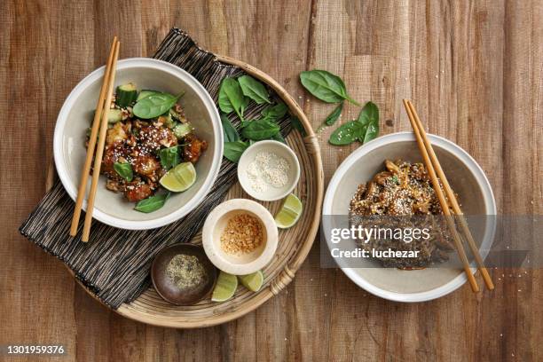 chinese gerechten voor familiediner - panchina stockfoto's en -beelden