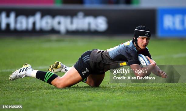 Marcus Smith of Harlequins scores his sides second try during the Gallagher Premiership Rugby match between Harlequins and Leicester Tigers at The...