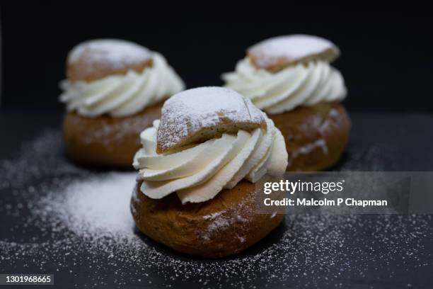 semla (plural semlor) are traditional swedish cream buns, with almond paste, eaten on, or before, shrove tuesday in sweden / scandinavia. - shrovetide stockfoto's en -beelden