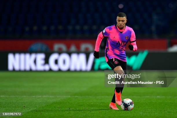 Kylian Mbappe of Paris Saint-Germain runs with the ball during the Ligue 1 match between Paris Saint-Germain and OGC Nice at Parc des Princes on...