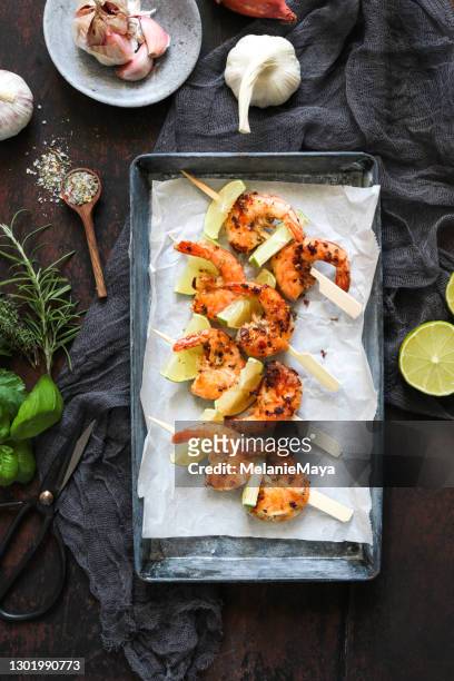 garnalenschuiners met limoen gemarineerd met italiaanse kruiden en limoen - prawn stockfoto's en -beelden