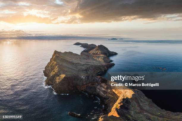 ponta de sao lourenço, madeira, portugal - cabo característica costera fotografías e imágenes de stock