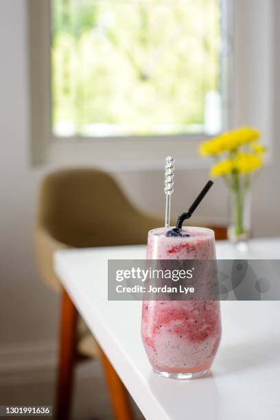 strawberry smoothie - strawberry smoothie stock pictures, royalty-free photos & images