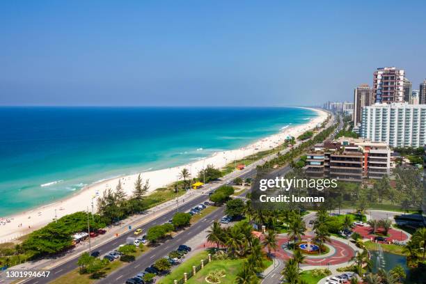 barra da tijuca in rio de janeiro - boulevard strand stock-fotos und bilder