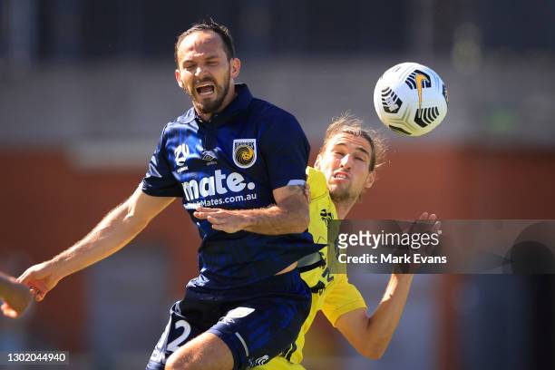 Marco Urena of the Mariners goes up for a header with Alex Rufer of Phoenix during the matchweek 8 A-League match between the Wellington Phoenix and...