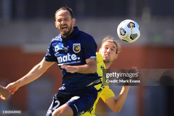 Marco Urena of the Mariners goes up for a header with Alex Rufer of Phoenix during the matchweek 8 A-League match between the Wellington Phoenix and...