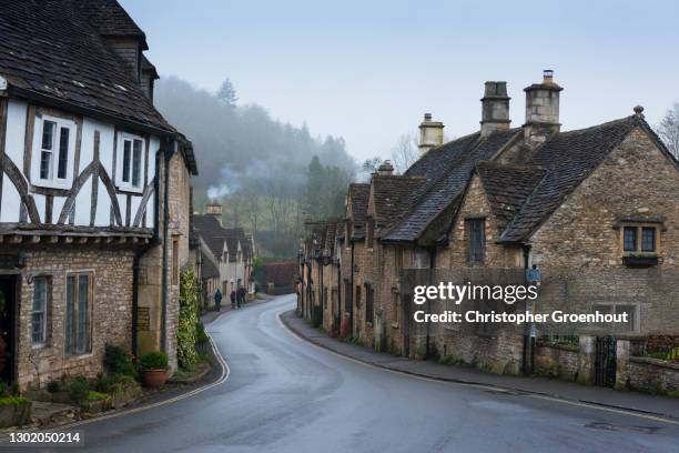 castle combe streetscape in winter - castle combe stock pictures, royalty-free photos & images