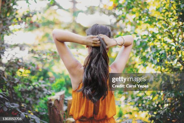 woman tosing her hair outdoors - modelo verão imagens e fotografias de stock