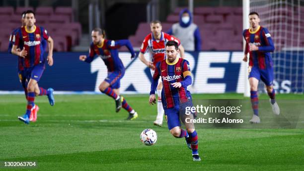 Lionel Messi of FC Barcelona runs with the ball during the La Liga Santander match between FC Barcelona and Deportivo Alavés at Camp Nou on February...