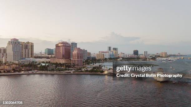 vue aérienne de drone du downtown west palm beach, du pont de la floride et du front de mer d’inlet au coucher du soleil en février 2021 - west palm beach florida photos et images de collection