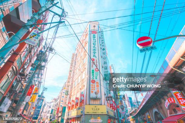 stadsgezicht van shinbashi gebied dat straat bekijkt - mangastijl stockfoto's en -beelden